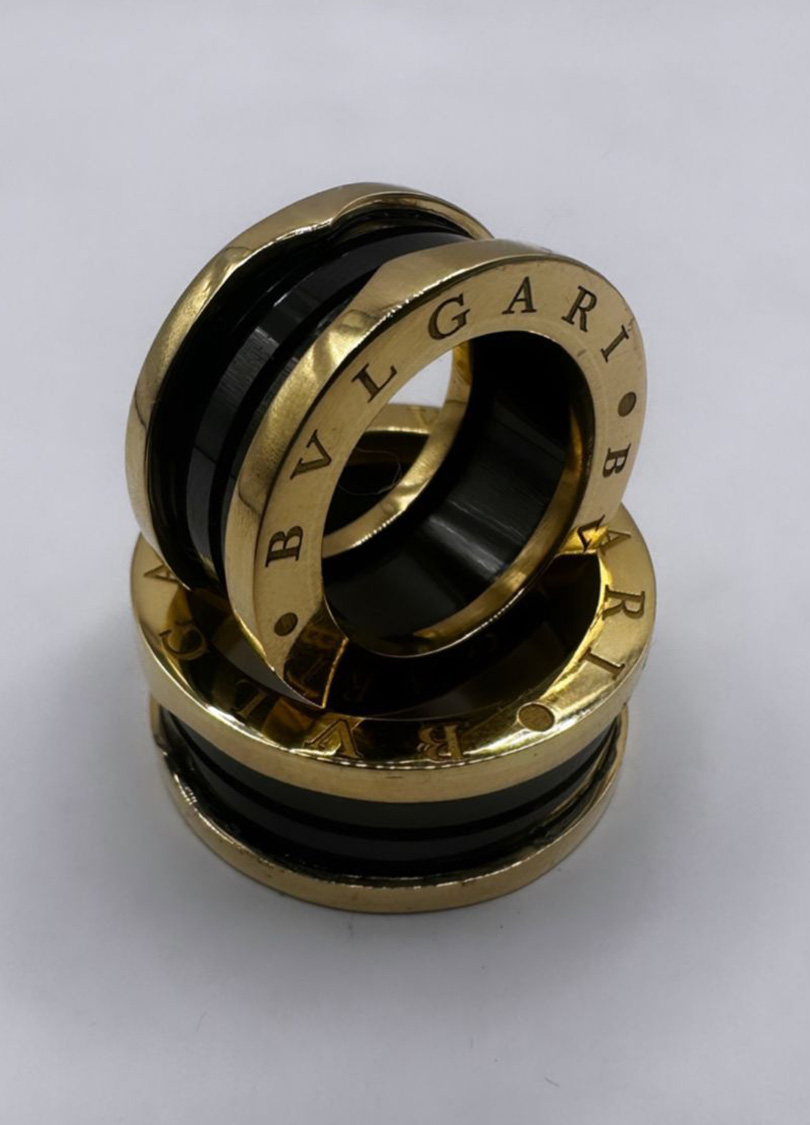 Alianças Douradas BVLGARI com Detalhe Preto - Imagem 3