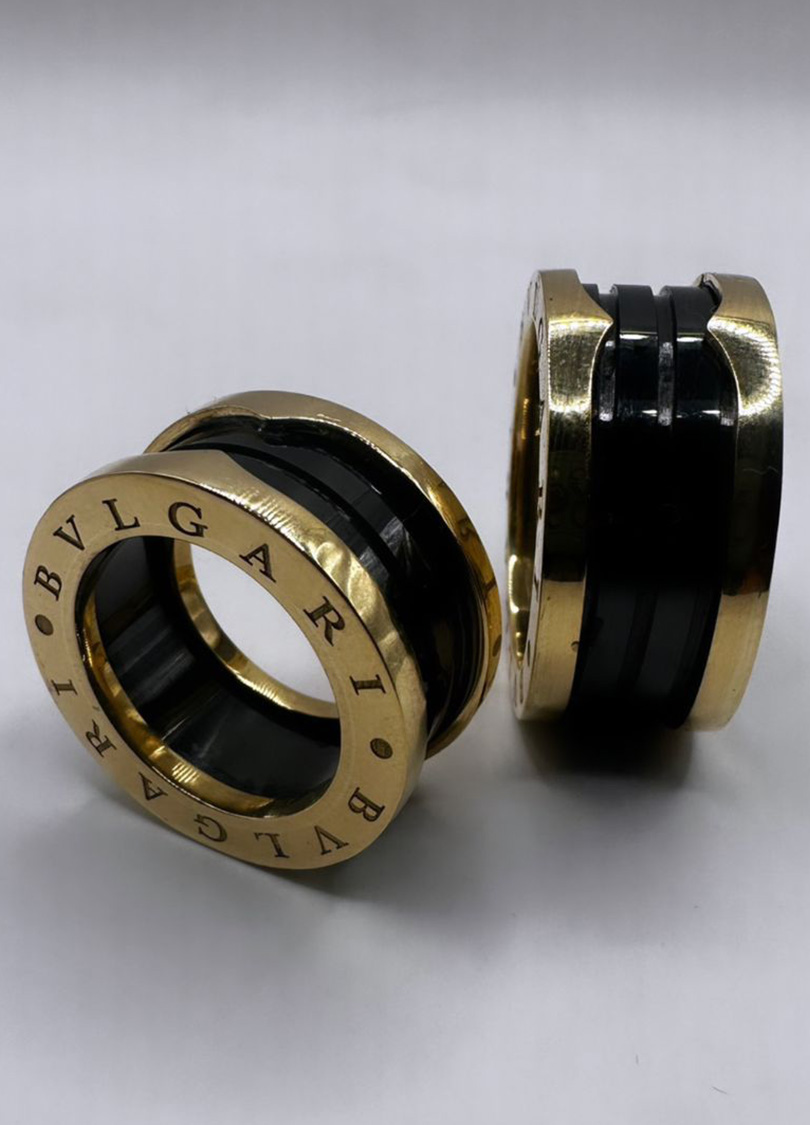 Alianças Douradas BVLGARI com Detalhe Preto - Imagem 4