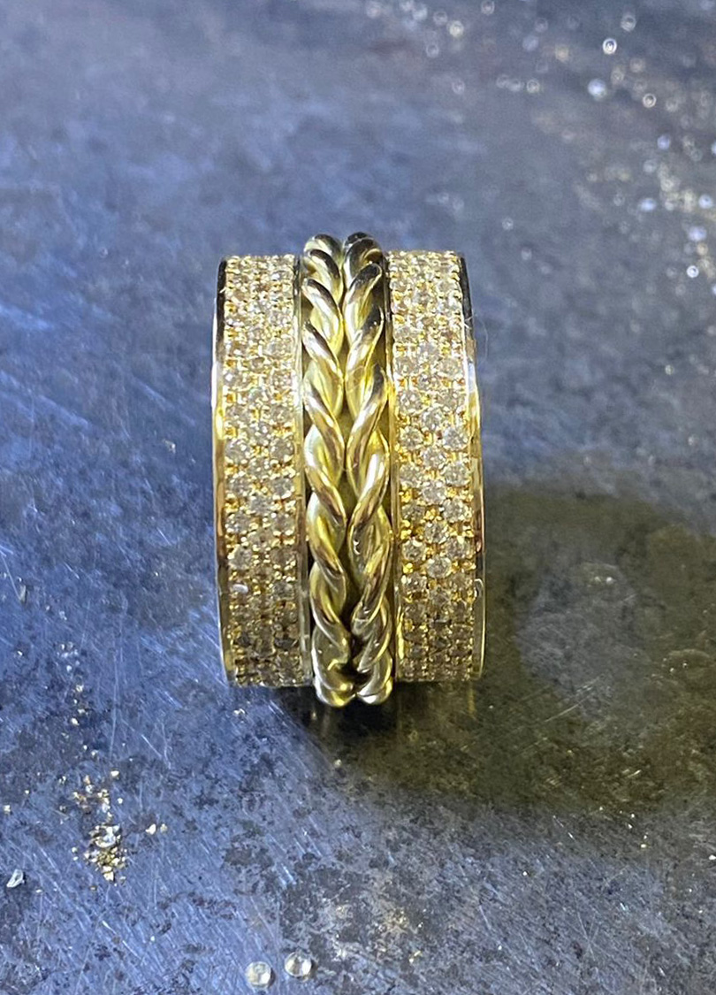 Anel Dourado com Trançado e Zircônias - Imagem 2
