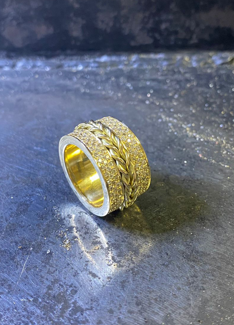 Anel Dourado com Trançado e Zircônias - Imagem 3